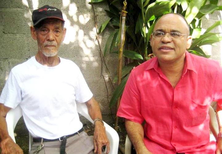 Desde la izquierda, Luis el practicante, mientras participaba para el programa especial del día de los padres del programa Coctel Político con su conductor Nicolás Arroyo Ramos.